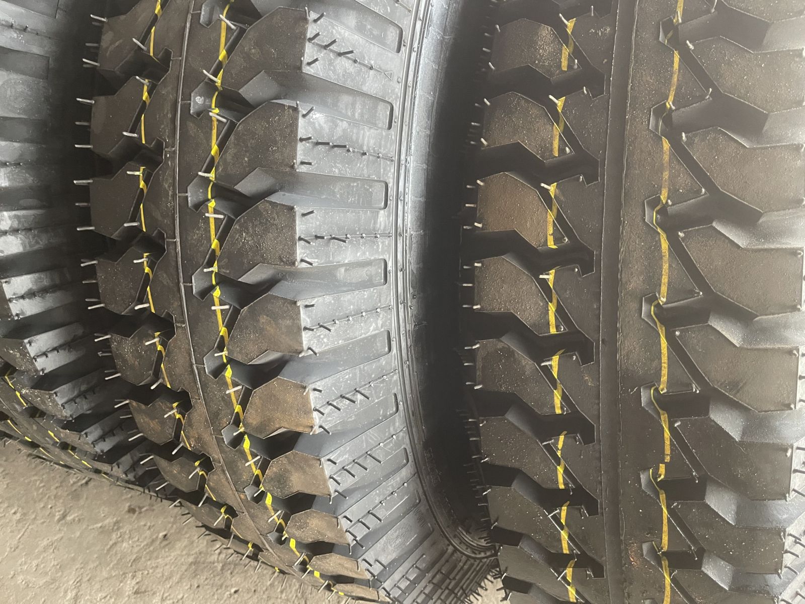 LỐP XE TẢI CŨ GIÁ RẺ - LỐP LƯỚT, LỐP PHẦN % CUNG CẤP SỐ LƯỢNG TẠI BÌNH DƯƠNG